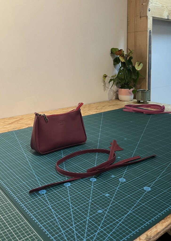 Een paarse tas op een tafel.