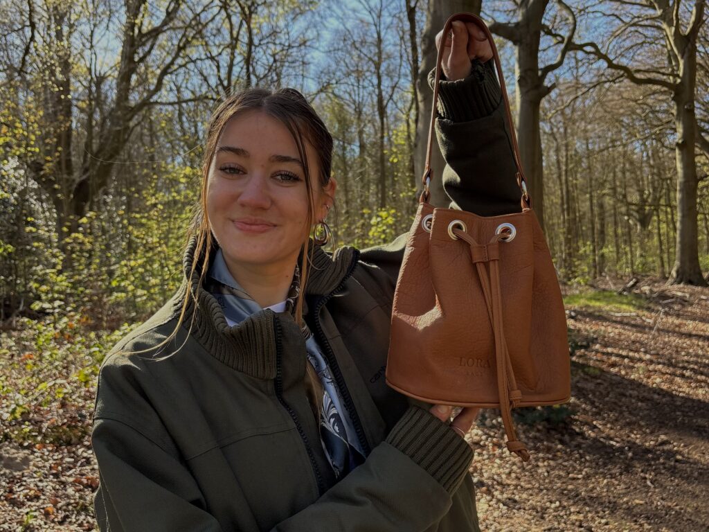 Laura houdt de bucketbag vast