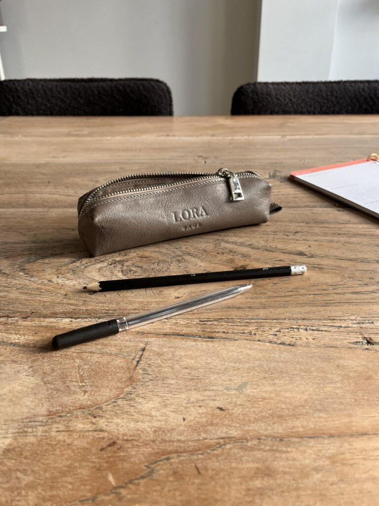 Pennenetui op tafel